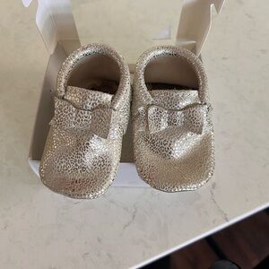 Freshly picked Baby Metallic Bow Moccasins - Champagne